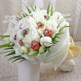 10 White Roses with & 10 Lollipop Candies Hand Bouquet 