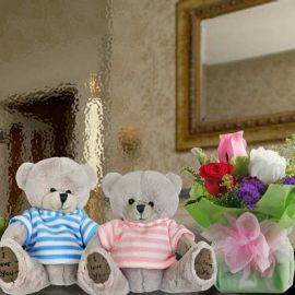 13cm Couple Bear With 3 Mixed Roses Standing Bouquet