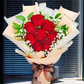 8 Red Roses Valentine’s Day Special Wrapping Hand Bouquet